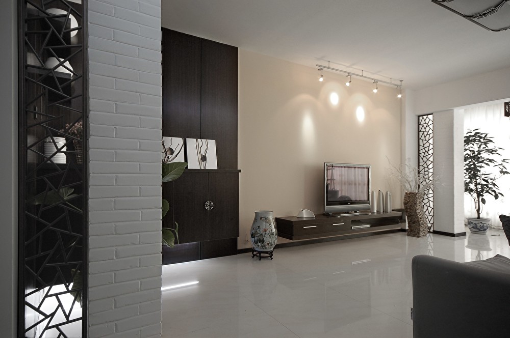 注重空间的运用，精于灯光营造室内气氛，运用现代手法与传统元素融合引入室内设计。